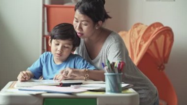 Anne ve oğlu kitap birlikte evde eğitim