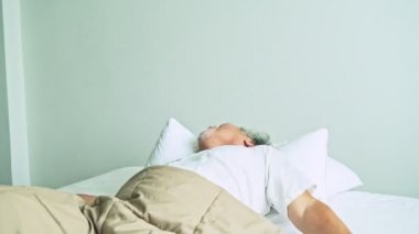 Olgun Asyalı adam uyumakta güçlük ve hemşire hastanede kontrol için geliyor