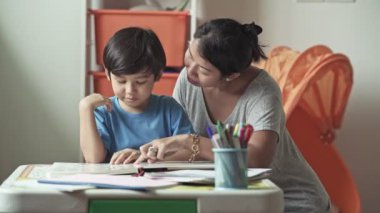 Anne oğlu resimler kitapta gösterilen ve evde okumak için öğretim