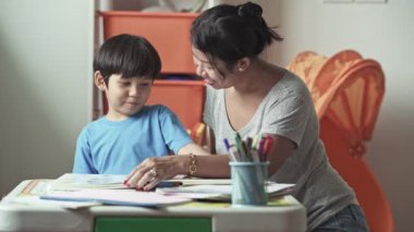 Anne ve oğlu kitap birlikte evde eğitim