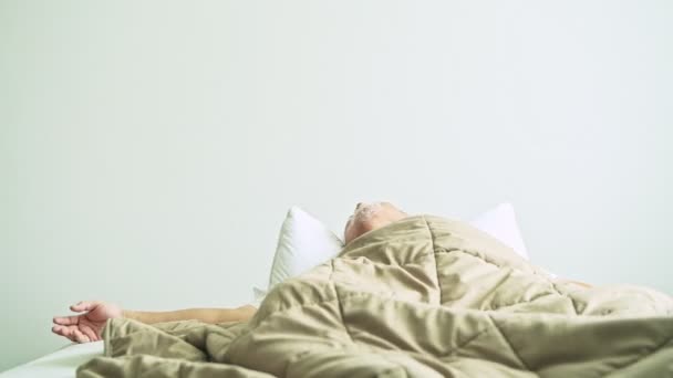 Mogen Asiatisk Man Har Svårt Att Sova Och Ung Sjuksköterska — Stockvideo