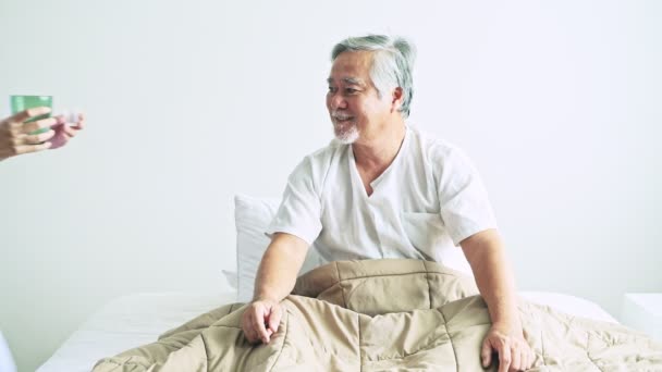 Pielęgniarka Przynosząc Leki Wody Starsze Azjatycki Człowiek Szpitalu — Wideo stockowe