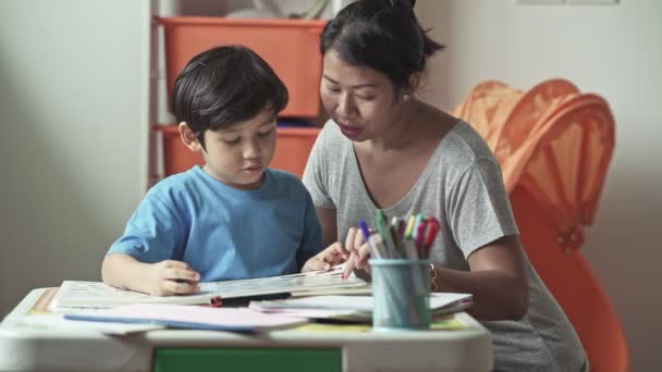 Moeder Zoon Boek Thuis Samen Studeren — Stockvideo