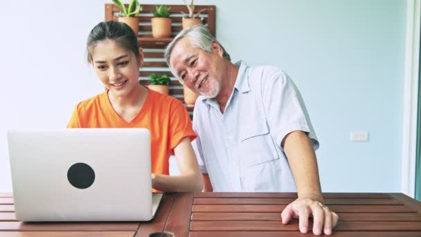 Ασιατικές Εγγονή Διδασκαλία Παππού Εργάζονται Για Laptop Στο Σπίτι — Αρχείο Βίντεο