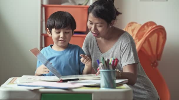 Mãe Filho Estudando Livro Juntos Casa — Vídeo de Stock