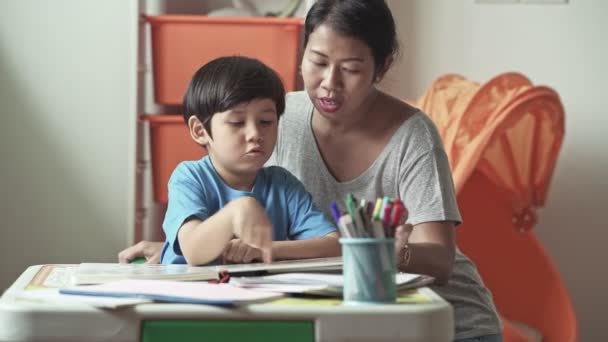 Mãe Ajudando Filho Com Lição Casa Dentro Casa — Vídeo de Stock
