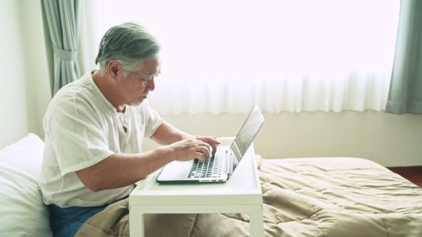 Älterer Asiatischer Mann Mit Grauen Haaren Tippt Text Auf Computer — Stockvideo