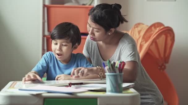 Madre Che Mostra Immagini Del Figlio Nel Libro Insegnamento Leggere — Video Stock