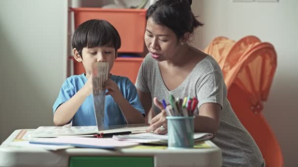 Madre Figlio Studiano Libro Insieme Casa — Video Stock