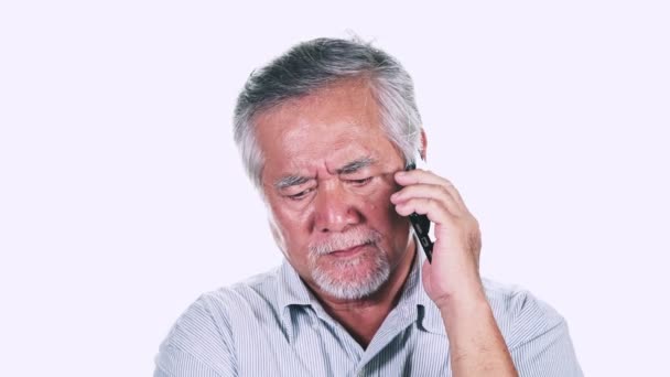 Unglückliche Ältere Asiatische Mann Mit Grauen Haaren Reden Auf Smartphone — Stockvideo