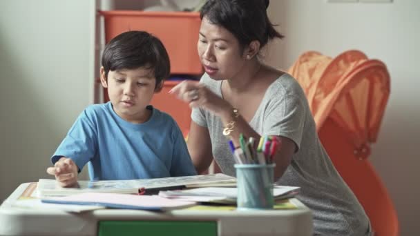 Madre Che Mostra Immagini Del Figlio Nel Libro Insegnamento Leggere — Video Stock