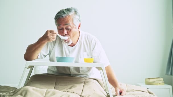 Ältere Asiatische Mann Mit Grauen Haaren Essen Essen Krankenhaus — Stockvideo