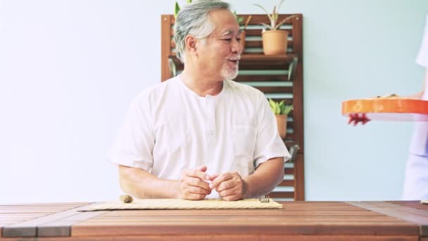 Junge Krankenschwester Bringt Essen Auf Den Tisch Einen Reifen Asiatischen — Stockvideo