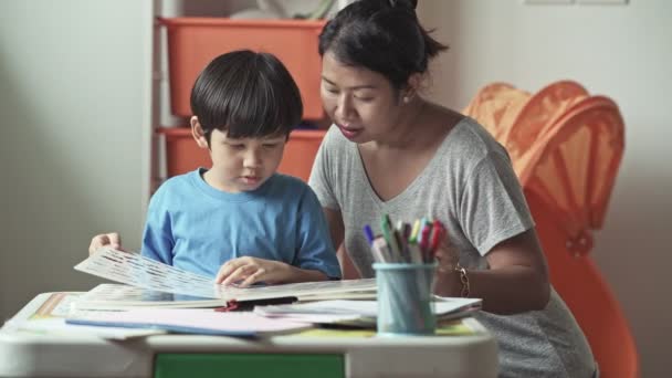 Μητέρα Και Γιος Σπουδάζει Βιβλίο Μαζί Στο Σπίτι — Αρχείο Βίντεο