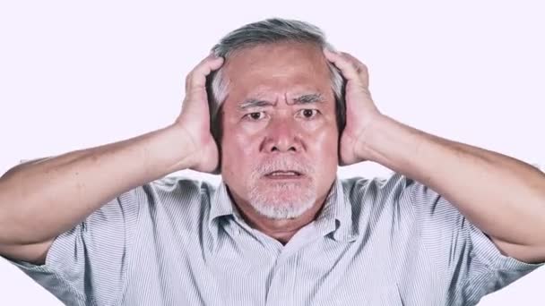Rozhněvaný Nespokojený Starší Asiat Šedými Vlasy Křičí Nervově Zhroutil Bílém — Stock video