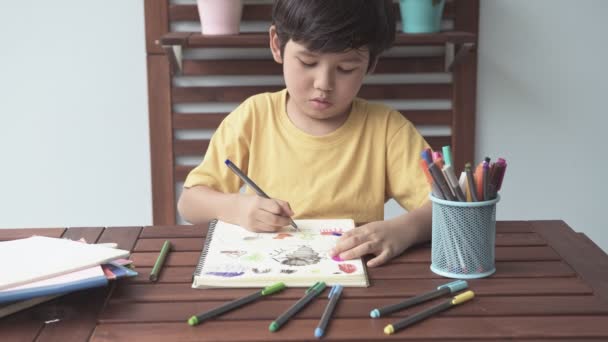 Asiatico Ragazzo Disegno Immagini Con Marcatore Notebook Legno Scrivania — Video Stock