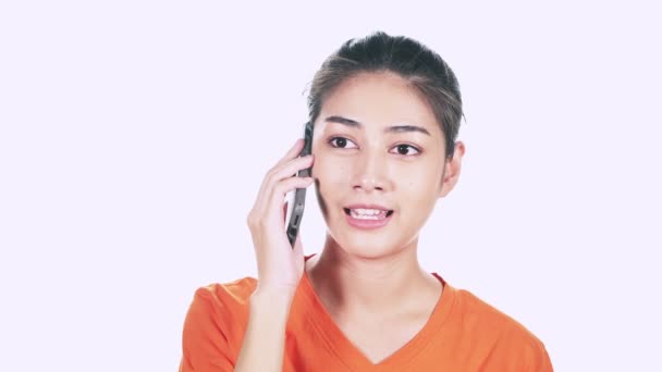 Νεαρά Ασιατικές Γυναίκα Φορώντας Πορτοκαλί Πουλόβερ Μιλώντας Στο Smartphone Λευκό — Αρχείο Βίντεο