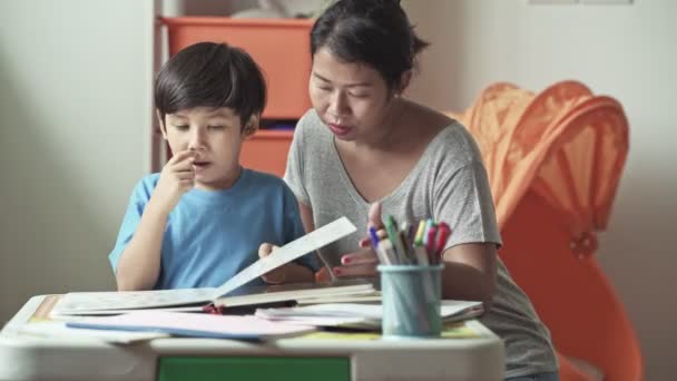 Anne Öğretim Oğul Evde Kitap Okumak Için — Stok video