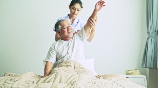 Reifer Asiatischer Mann Mit Grauen Haaren Weißen Shirt Zur Physiotherapie — Stockvideo