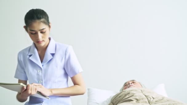 Jonge Aziatische Verpleegster Komt Controleren Volwassen Patiënt Het Ziekenhuis — Stockvideo
