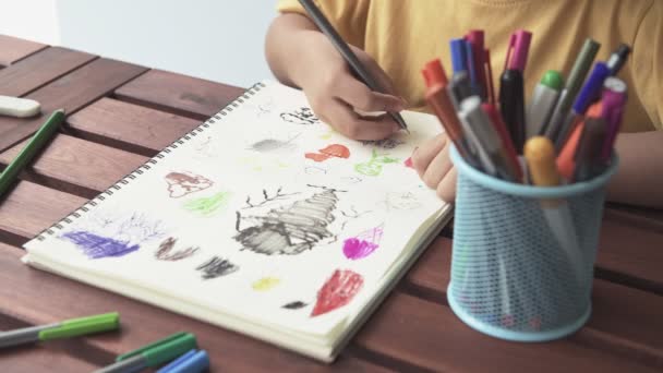 孩子们的家庭作业结束了 年轻的混合种族男孩做家庭作业在露台在家里 绘画和写作 聚焦情绪 回到学校概念 — 图库视频影像