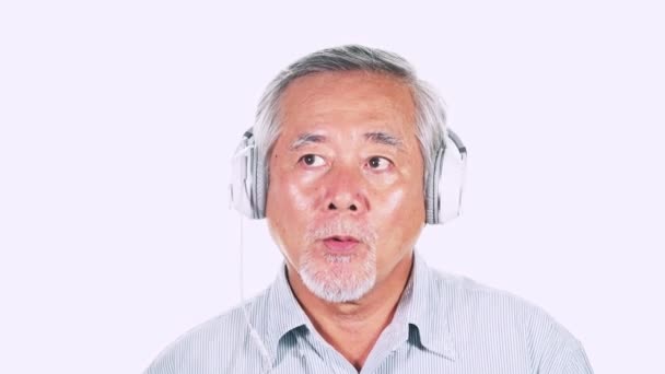 Зрелый Азиатский Мужчина Белых Наушниках Поет Слушает Музыку Белом Фоне — стоковое видео