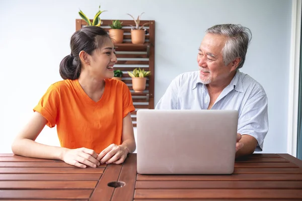 Dochter Onderwijs Haar Vader Computervaardigheden Balkon Aziatische Man Met Witte — Stockfoto