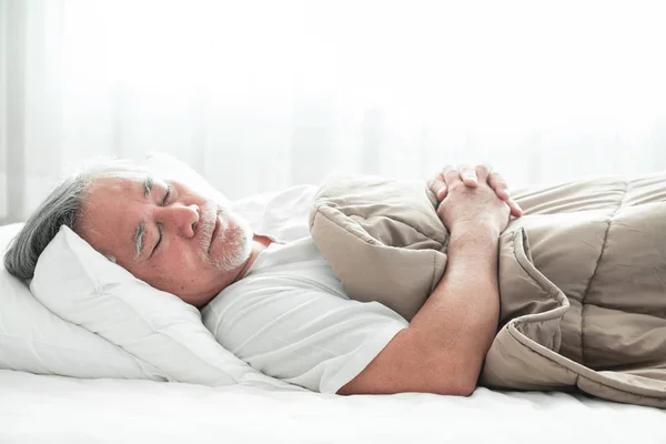 老人睡在床上 老亚裔男子睡在床上 窗帘打开舒适 高级生活方式概念 — 图库照片