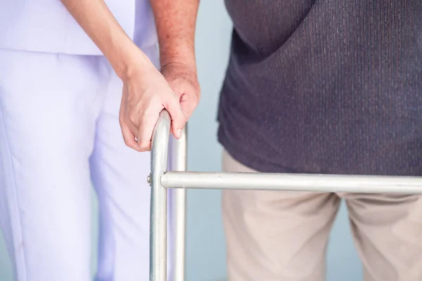 Zdravotní Sestra Pacientem Pomocí Walker Domově Důchodců Mladá Zdravotní Sestra — Stock fotografie