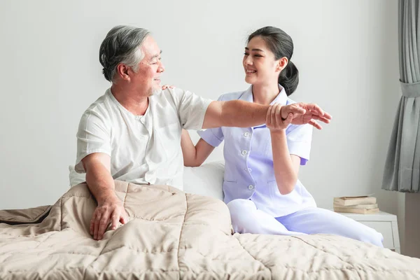 Jonge Aantrekkelijke Fysiotherapeut Werken Senior Man Mooie Aziatische Vrouw Werken — Stockfoto