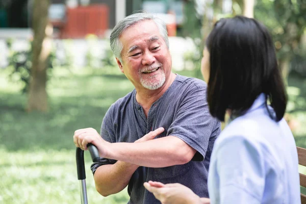 Verpleegkundige Met Patiënt Zittend Bank Samen Praten Aziatische Oude Man — Stockfoto