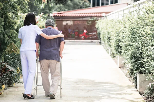 Enfermera Con Paciente Usando Andador Casa Retiro Enfermera Joven Sosteniendo —  Fotos de Stock