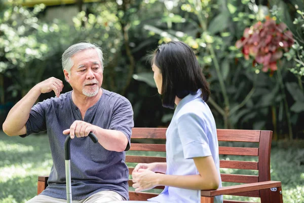 Enfermeira Com Paciente Sentado Banco Conversando Juntos Velho Asiático Jovem — Fotografia de Stock