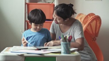 Anne ve oğlu kitap birlikte evde eğitim