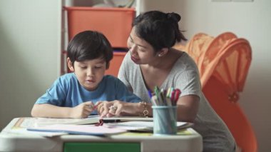 Anne oğlu ile birlikte evde ödev