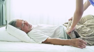 arkadan aydınlatmalı hastanede hemşire hastanede gri saçlı Olgun Asyalı adam kapsadığı