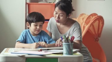 Anne oğlu ile birlikte evde ödev