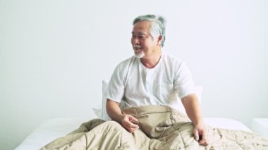 ilaç getiren Genç Asyalı hemşire hemşire hastanede Asya adam olgun için