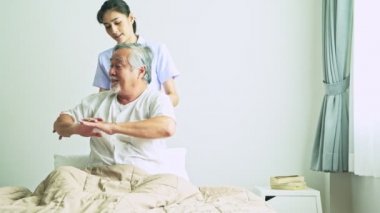 hastanede hemşire ile jimnastik yapıyor gri saçlı Olgun Asyalı adam