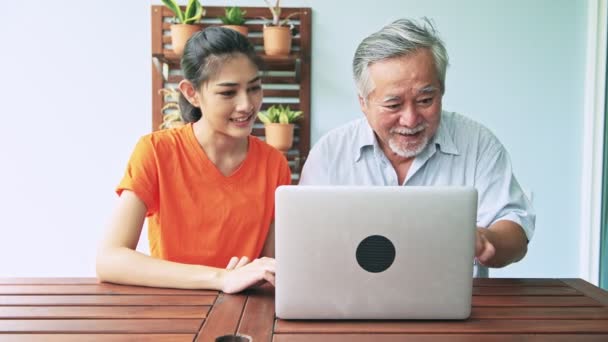 Asiatico Nipote Insegnamento Nonno Lavorare Laptop Casa — Video Stock