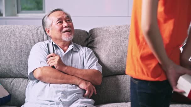 Großvater Umarmt Seine Asiatische Enkelin Nach Empfang Geschenk Drinnen — Stockvideo