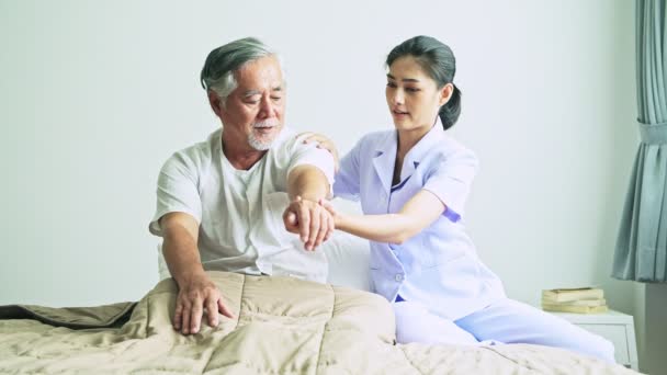 成熟的亚洲男子 灰色头发有理疗与护士在医院 — 图库视频影像