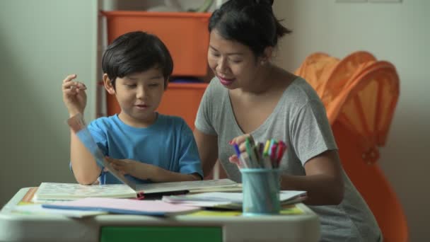 Madre Che Mostra Immagini Del Figlio Nel Libro Insegnamento Leggere — Video Stock