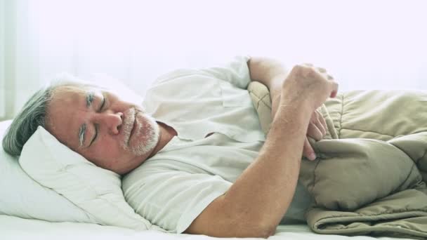 成熟的亚洲男子灰色头发睡在床下毯子上白色背景 — 图库视频影像
