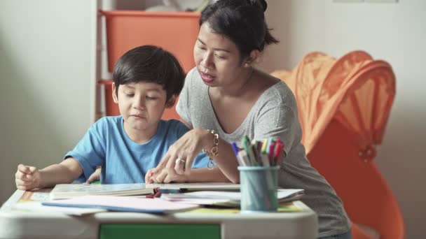 Madre Che Compiti Con Figlio Insieme Casa — Video Stock