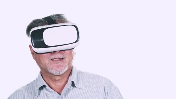 Amazed Mature Asian Man Grey Hair Using Virtual Reality Glasses — Stock Video