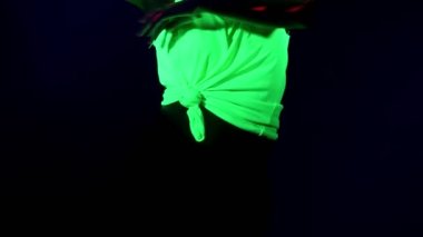 Uv yüz boyama, peruk, parlayan dans giyim, vücut ile güzel seksi kadını vurdu. Beyaz kadın. Parti konsept.