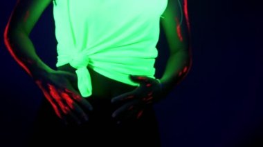 Uv yüz boyama, peruk, parlayan dans giyim, vücut ile güzel seksi kadını vurdu. Beyaz kadın. Parti konsept.