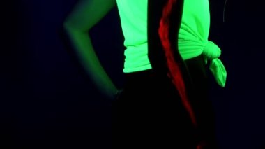 Uv yüz boyama, peruk, parlayan dans giyim, vücut ile güzel seksi kadını vurdu. Beyaz kadın. Parti konsept.