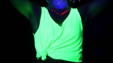 Güzel seksi kadın giyim makinesi, vücut shot önünde dans parlayan Uv yüz boyama ile. Beyaz kadın. Parti konsept. 